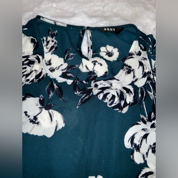 6/$15 Bundle Sale: EUC DKNY Floral Scoop Neck Sleeveless Top - Picture 6 of 7